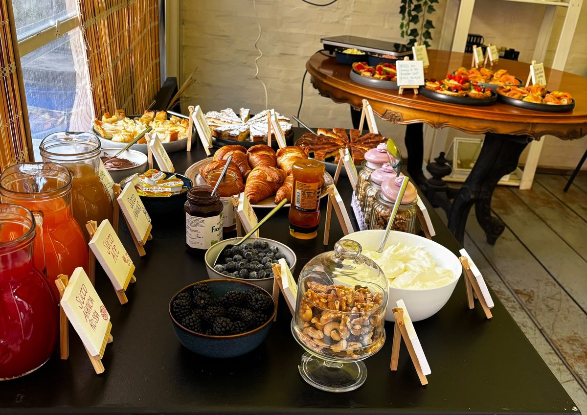 Il buffet della colazione nel dehor di VERO