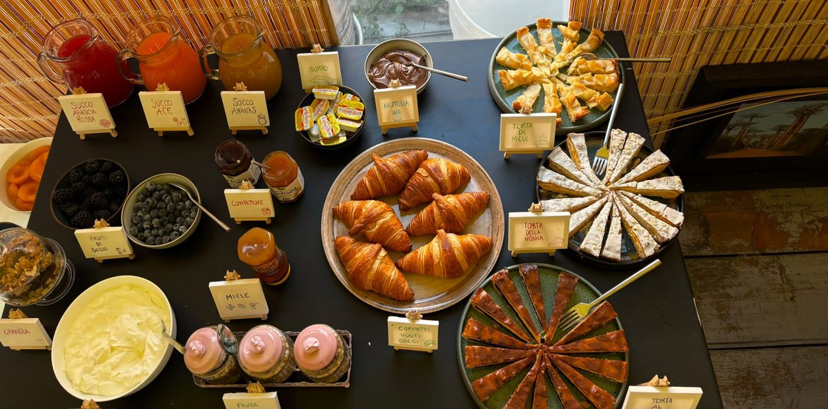 Il buffet della Colazione VERO allestito nel dehor