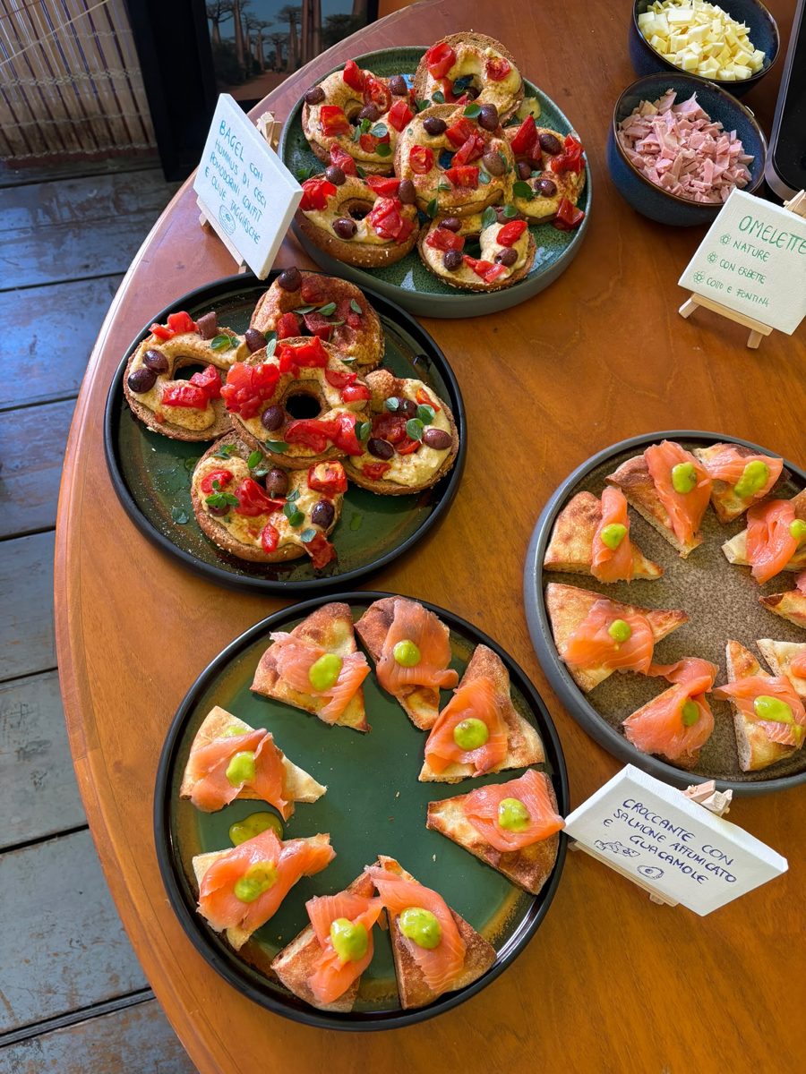 Croccanti con guacamole e salmone e crostoni con hummus