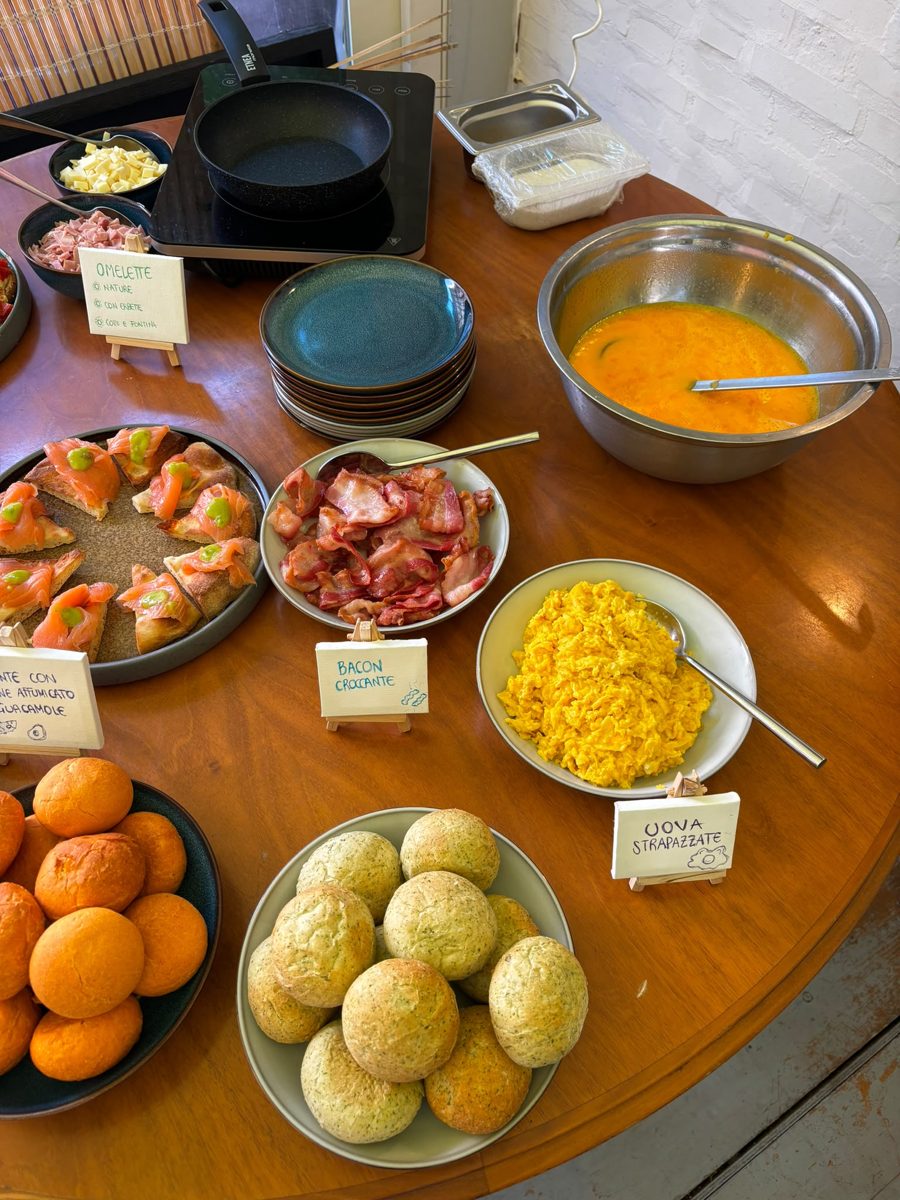 Uova strapazzate, bacon e frutta