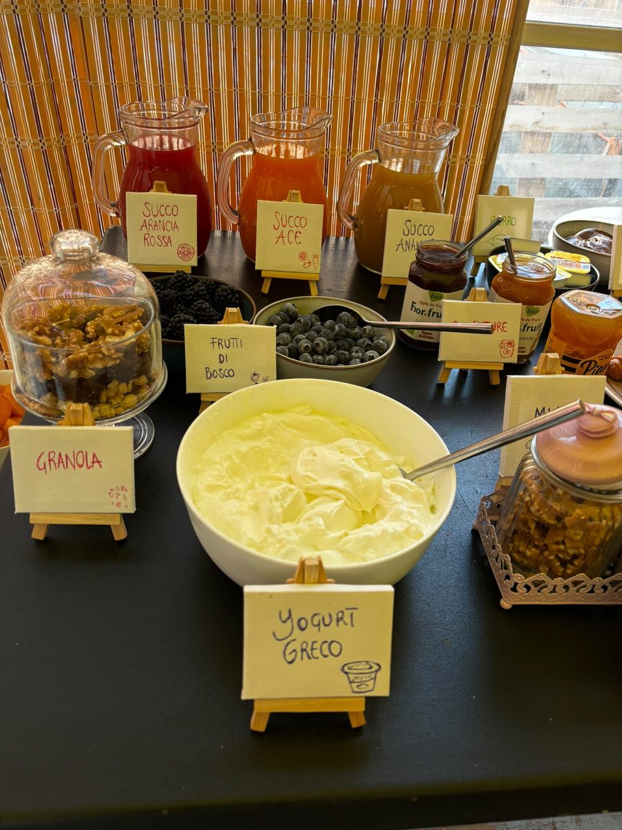 Yogurt greco, granola e succhi
