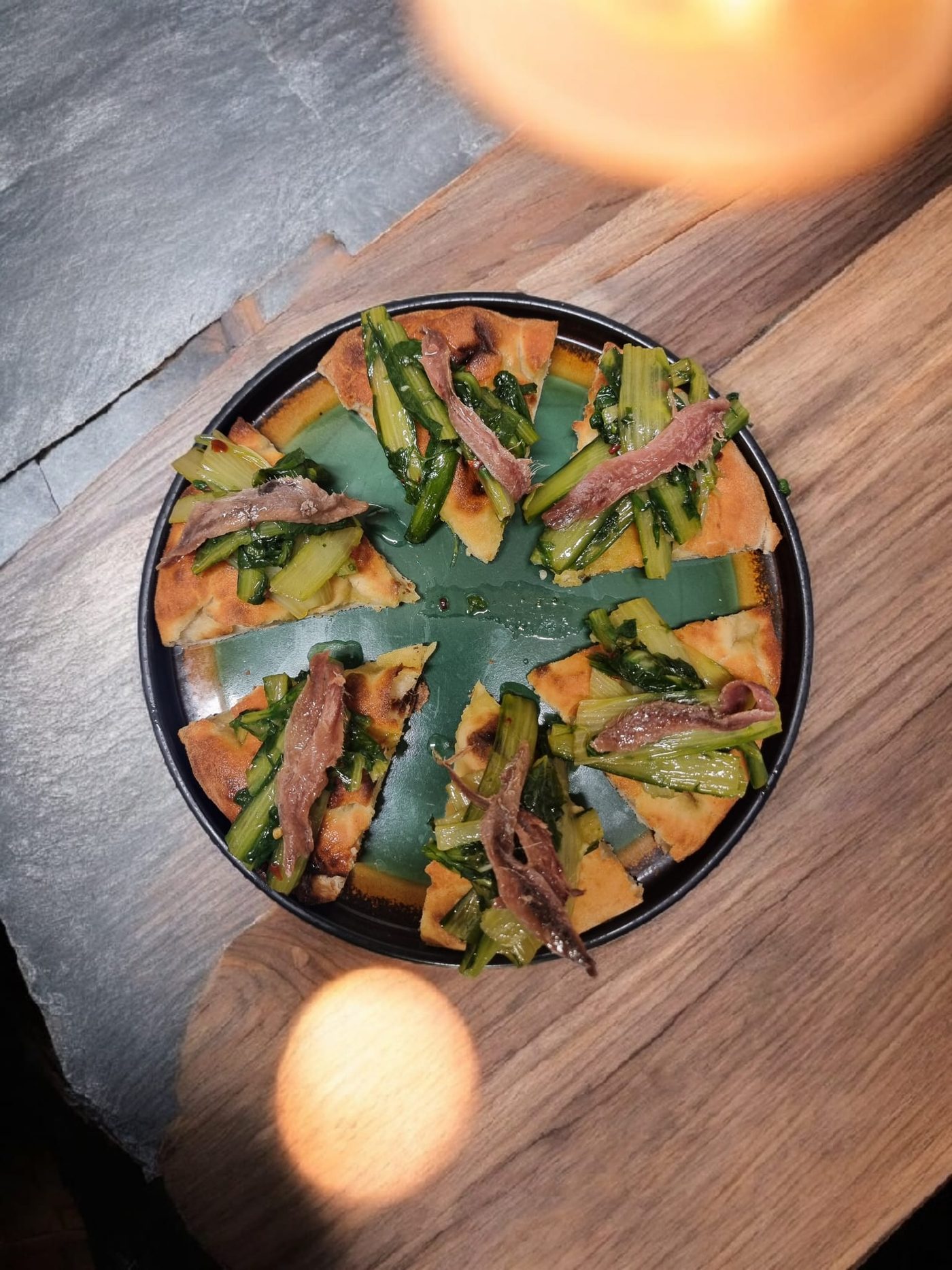Croccante con cicorietta ripassata e acciughe