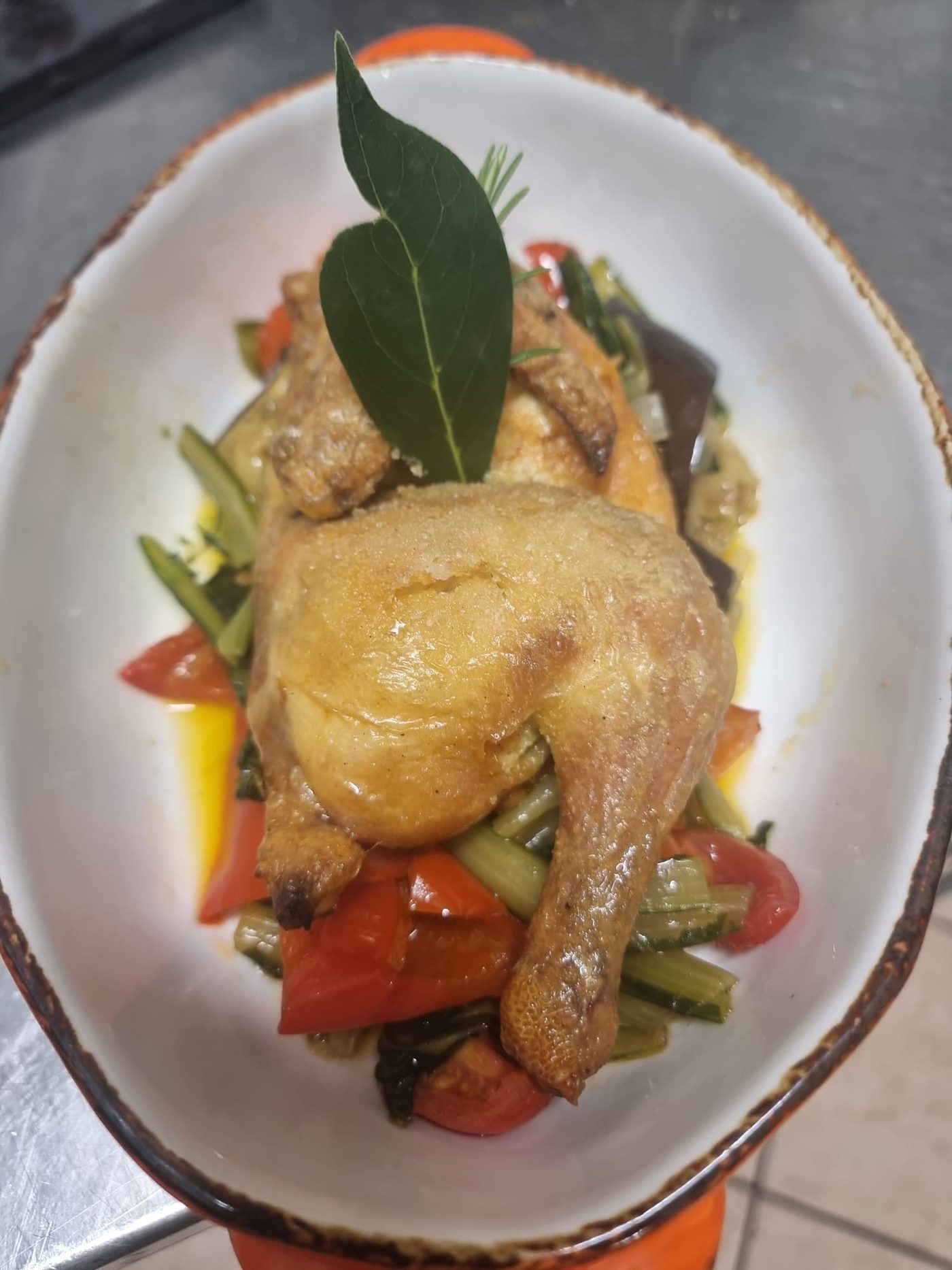 Galletto marinato servito con verdure di stagione