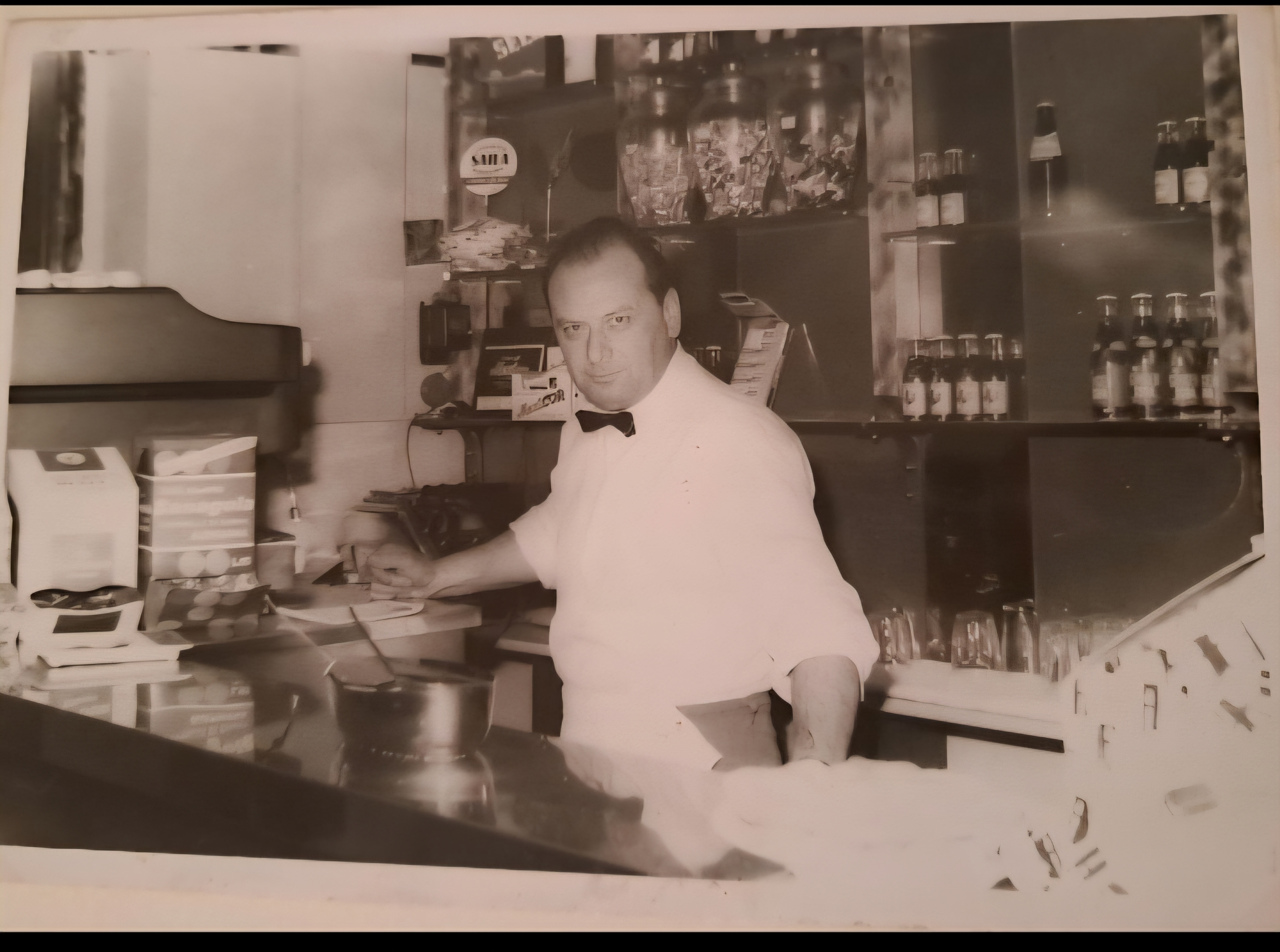 Nonno Lino dietro il banco della pizzeria Otto Colonne