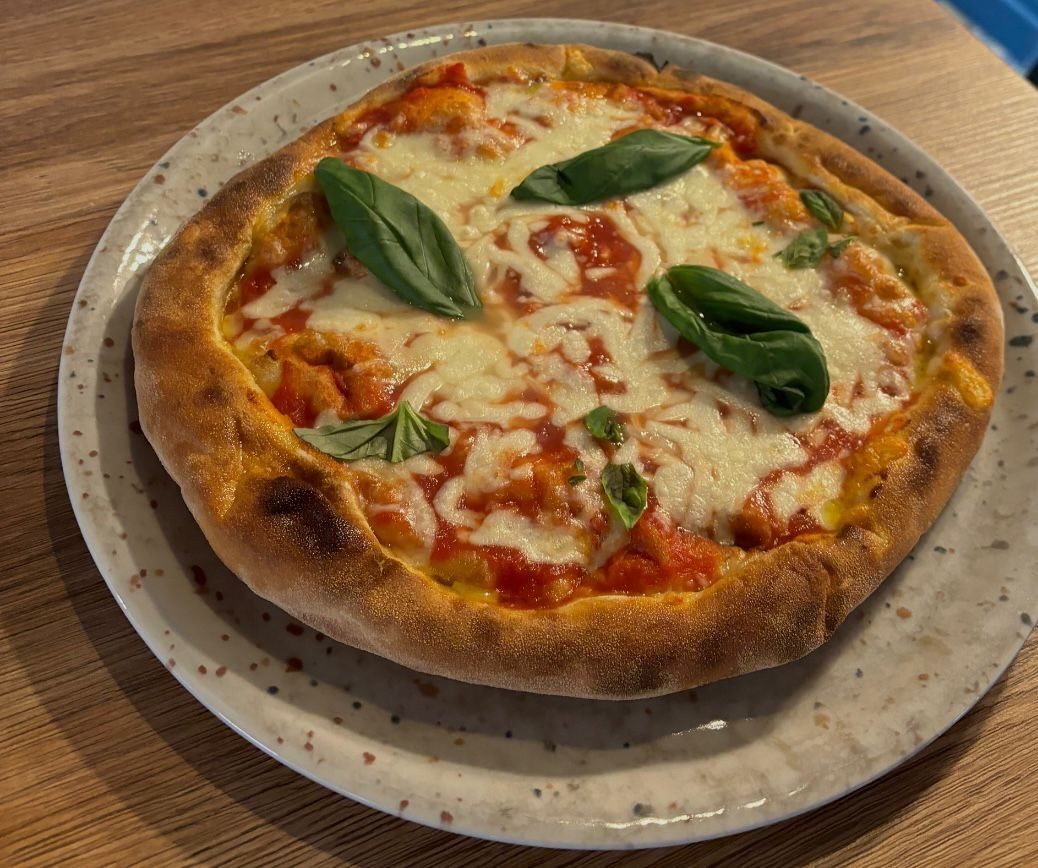 Pizza Margherita con pomodoro, mozzarella e basilico