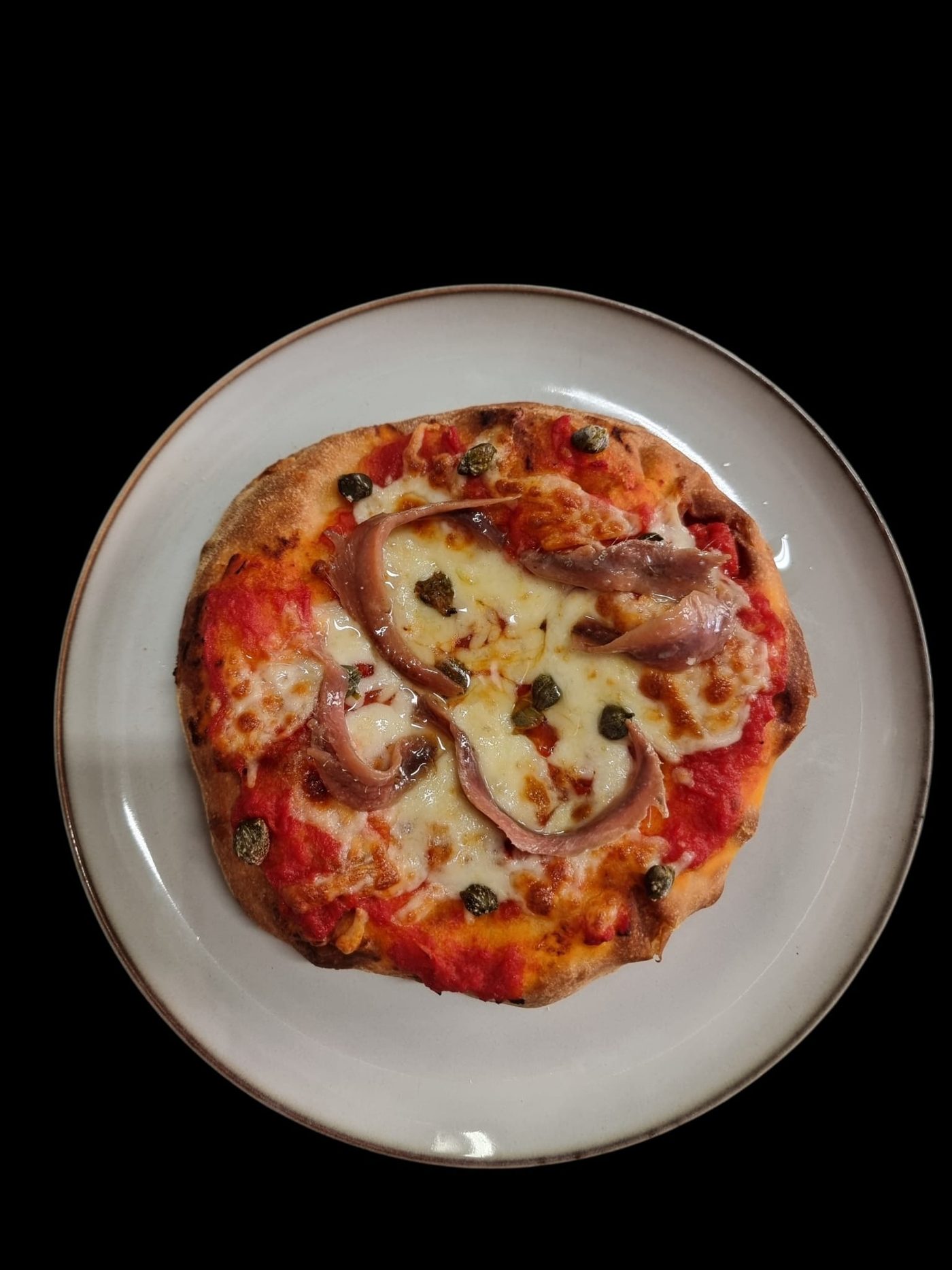 Pizza Napoli con mozzarella, acciughe e capperi