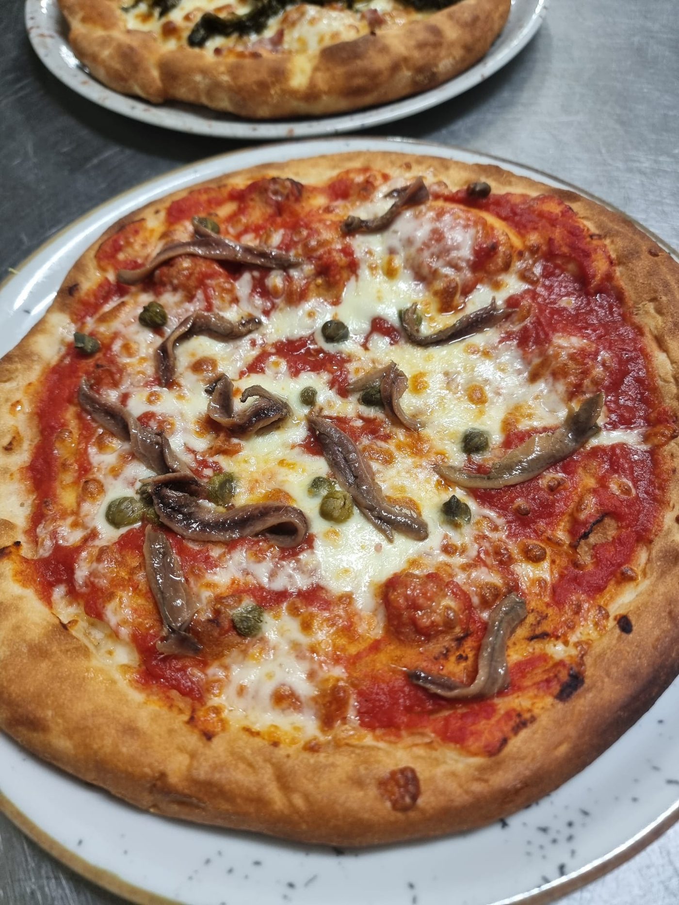 Pizza Napoli con mozzarella, acciughe e capperi