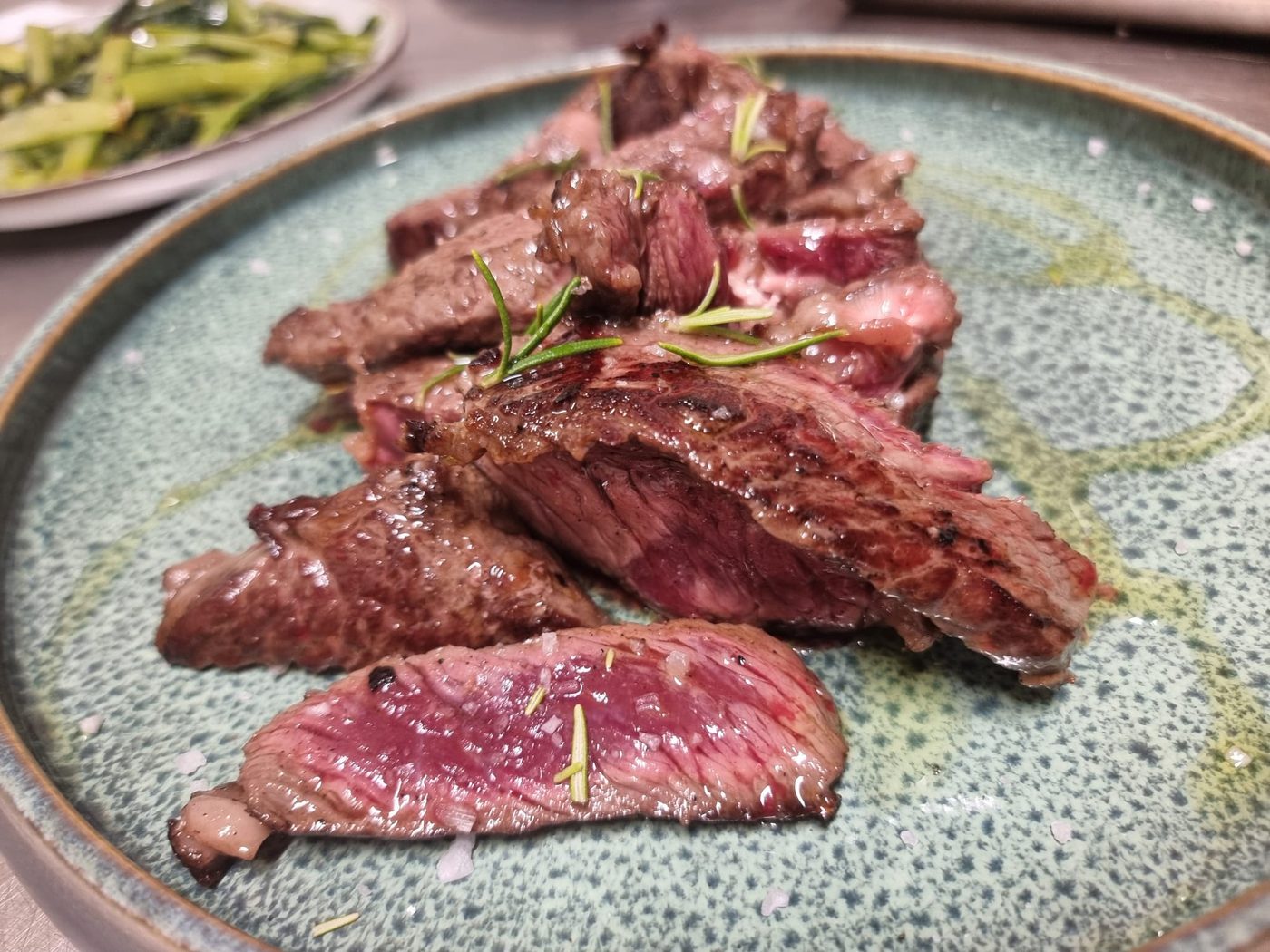 Tagliata di manzo con rosmarino e sale grosso