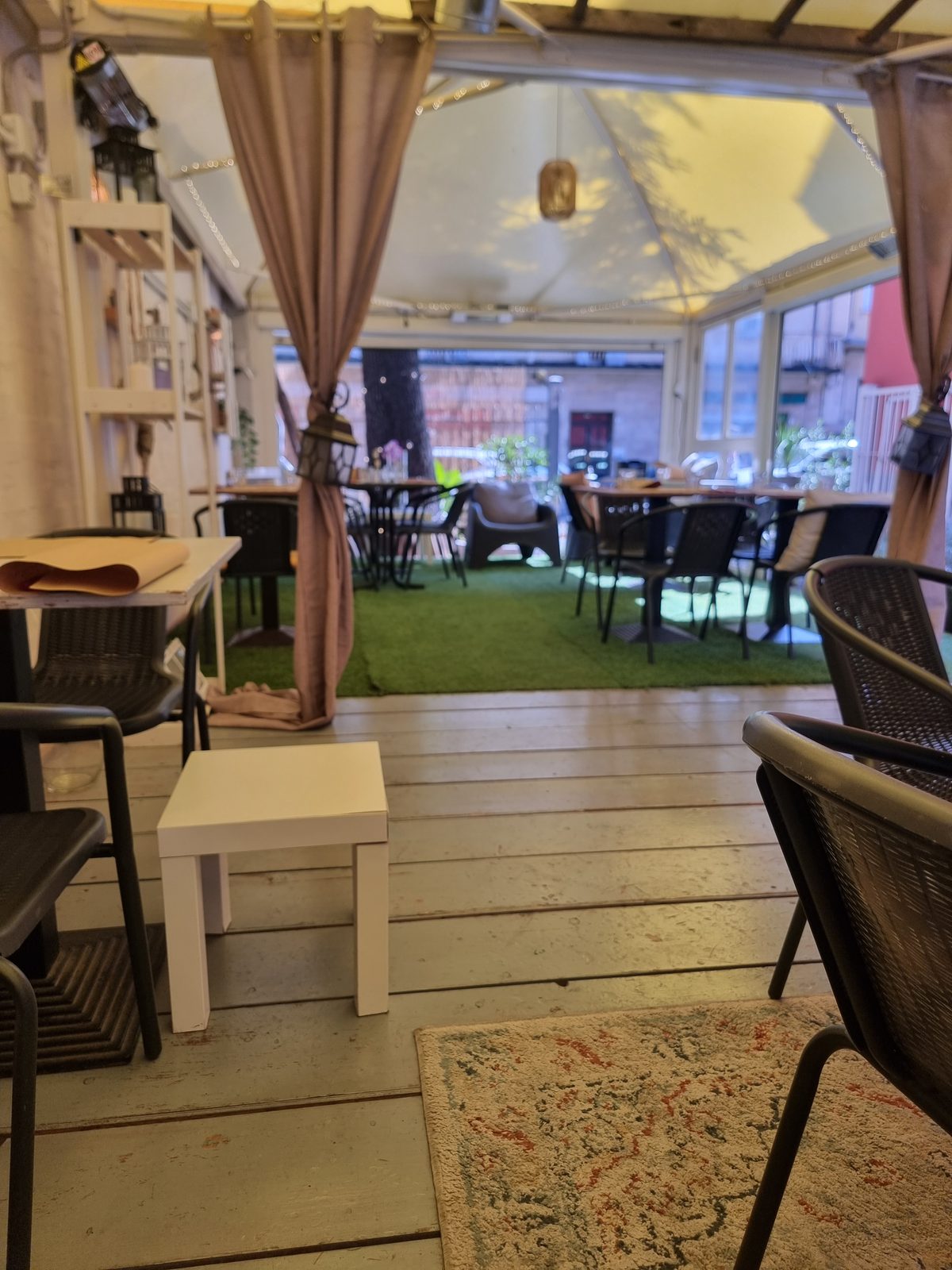 Veranda e tavoli di VERO